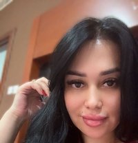 Nora - puta in Al Manama Photo 1 of 2