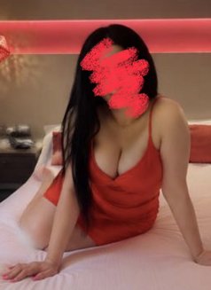 Nora - escort in Muscat Photo 5 of 6