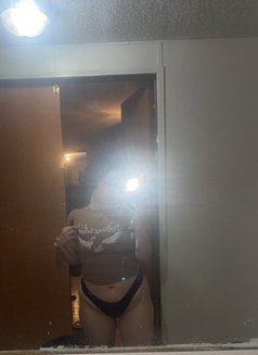 Nuella - puta in Amman Photo 2 of 3