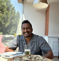Nuwan Perera - Acompañantes masculino in Sharjah