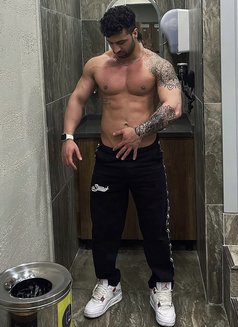 Oğuz - Male escort in İstanbul Photo 1 of 9