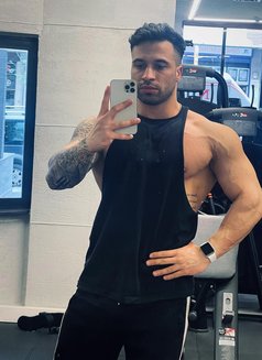 Oğuz - Male escort in İstanbul Photo 2 of 9