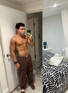 Oliver - Male escort in Dubai Photo 8 of 12