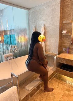 Cassy - escort in Abu Dhabi Photo 4 of 7