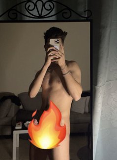 Omar212 - Male escort in Abu Dhabi Photo 3 of 4