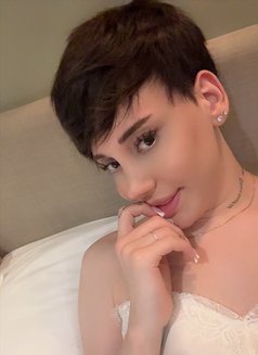 Online Service - Transsexual escort in London Photo 13 of 16