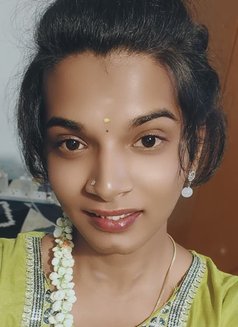 Online Shemale Yazhini Chinna Ponnu - Acompañantes transexual in Chennai Photo 1 of 30