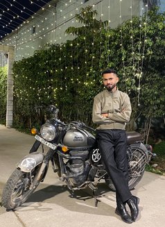 Real funn - Acompañantes masculino in New Delhi Photo 10 of 15