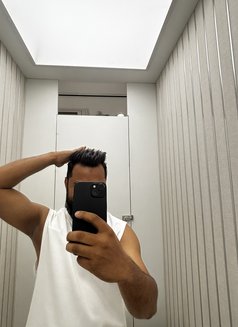 Orthour :Confident and professional - Male escort in Kolkata Photo 5 of 6