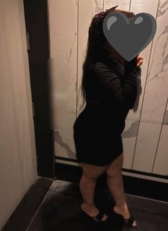 Oshani - escort in Colombo Photo 3 of 7