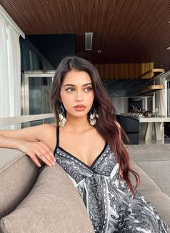 Pallavi - puta in Dubai Photo 3 of 4