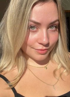 Paola - escort in Bordeaux Photo 1 of 6