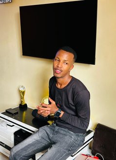 Pappi - Male escort in Nairobi Photo 3 of 4