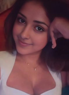 Pari - puta in Dubai Photo 2 of 8