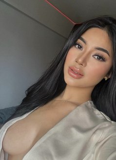 Paula - escort in Singapore Photo 4 of 7