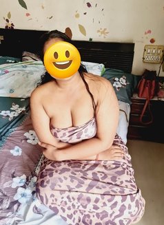 Payal Gupta + Cam Queen - puta in Noida Photo 4 of 7
