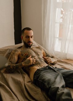 Pedro - Male escort in Paris Photo 11 of 11