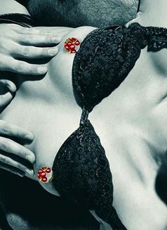 Peep Show Live Perform by Italian Couple - Intérprete de adultos in Milan Photo 5 of 9