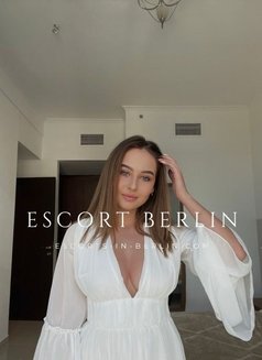 Perola - escort in Berlin Photo 2 of 7