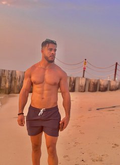 Alex in Dubai - Acompañantes masculino in Dubai Photo 13 of 14
