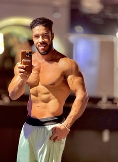 Alex in Dubai - Acompañantes masculino in Dubai Photo 1 of 14