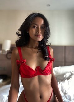 Petite Putri, Independent - escort in Singapore Photo 4 of 7