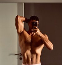 Pezhi - Acompañantes masculino in Kuala Lumpur Photo 1 of 4