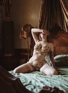 Phoebe Huxley - escort in London Photo 7 of 15