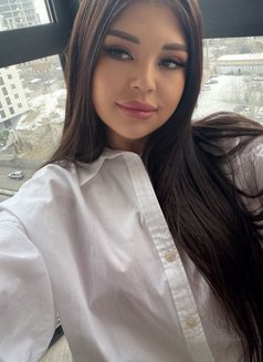 Pia - puta in Beirut Photo 9 of 13