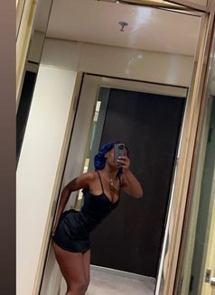 Pinky - escort in Kuwait Photo 2 of 3