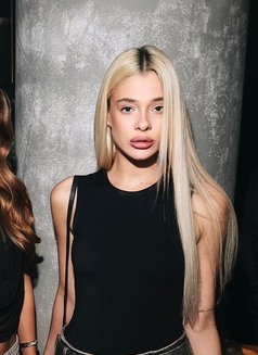 Piper - escort in Hong Kong Photo 3 of 9