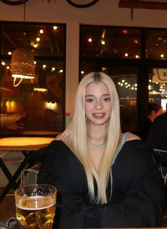 Piper - escort in Hong Kong Photo 4 of 9