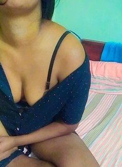 Kavee live Cam molding girl - puta in Colombo Photo 2 of 3
