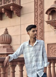 Piyush Mishra - Acompañantes masculino in New Delhi Photo 1 of 5