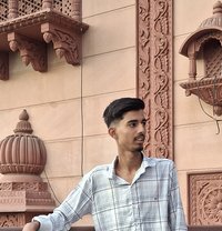 Piyush Mishra - Acompañantes masculino in New Delhi