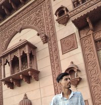 Piyush Mishra - Acompañantes masculino in New Delhi