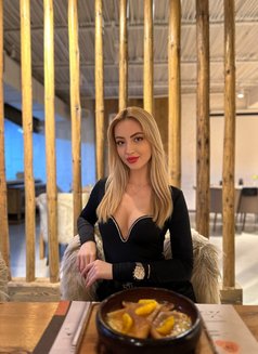 Lina - puta in Dubai Photo 2 of 6