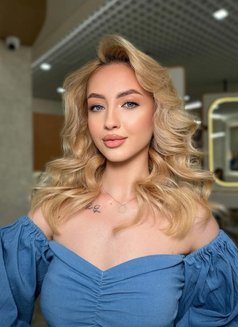 Lina - puta in Dubai Photo 5 of 6