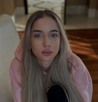 Slavic teen Ariana. Age 19. - puta in Dubai Photo 3 of 11