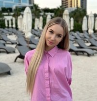 Slavic teen POLLY, age 19. - puta in Dubai Photo 4 of 11