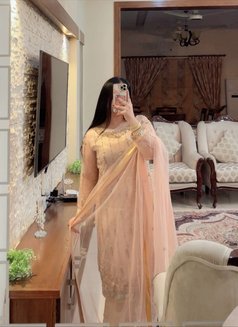 Pooja - escort in Abu Dhabi Photo 5 of 13