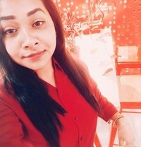Pooja - puta in Singapore