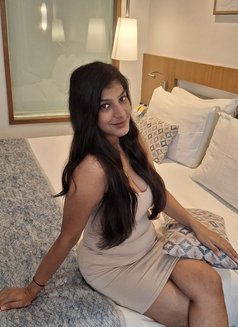 Pooja - puta in Mumbai Photo 4 of 5