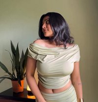 Pooja Sharma - puta in Ahmedabad