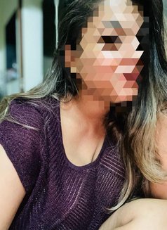 Poorvi Kapoor cam girl. - puta in Jaipur Photo 2 of 2