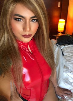 Poppers Kinky Mistress Pristine - Transsexual dominatrix in Dubai Photo 14 of 17