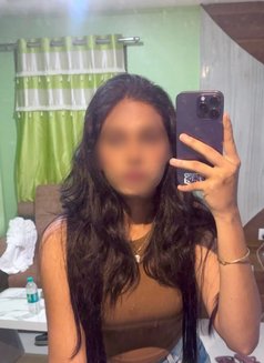 Riya Singh cam and real meet - escort in Hyderabad Photo 3 of 3