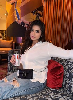 Preeti - puta in Dubai Photo 2 of 5