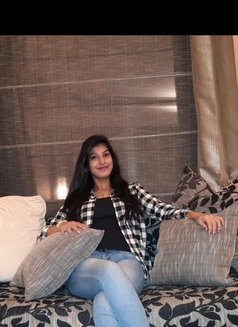 Preeti - puta in Mumbai Photo 1 of 2