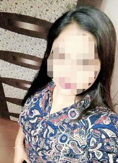 Preeti - puta in Noida Photo 6 of 6